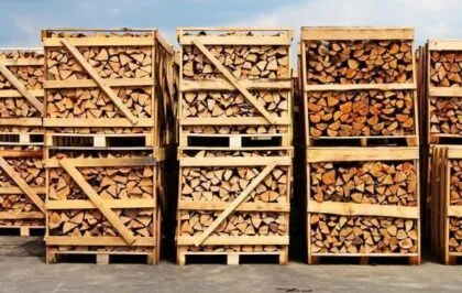 Bancali di legna da ardere accatastata dentro gabbie di legno